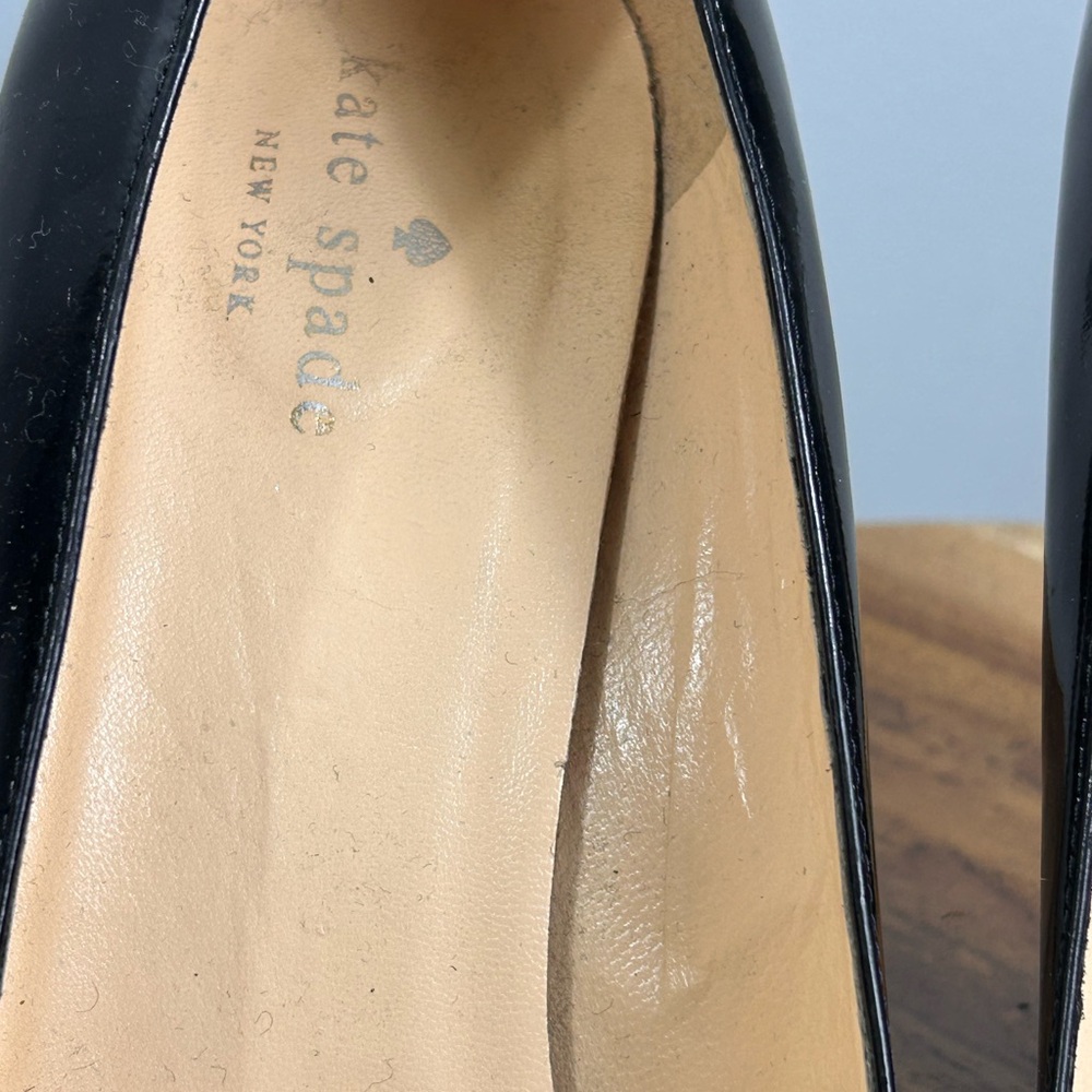 ♠️ Kate Spade Elegant Black Pumps with Gold Accent ♠️ - Picture 7 of 13